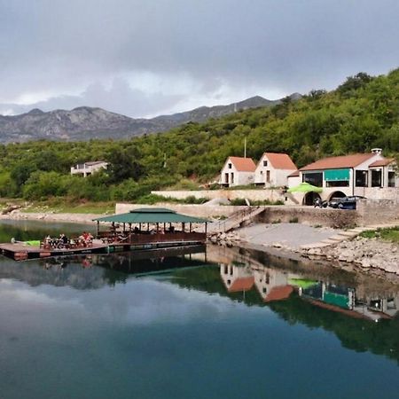 Danilovgrad Splav "Slap" - Bungalovi المظهر الخارجي الصورة
